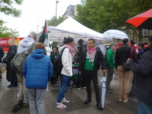 repu_1er_mai_mourad_stand_avec_du_monde.jpg