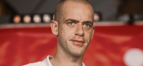 salah_fond_rouge-2.jpg