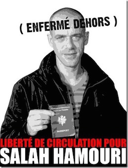 salah_hamouri_avec_son_passeport_franc_ais.jpg