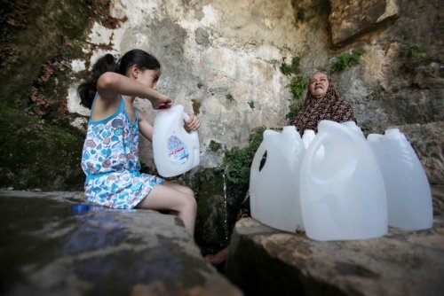 salfit-water_fillette_remplit_bidons_d_eau.jpg
