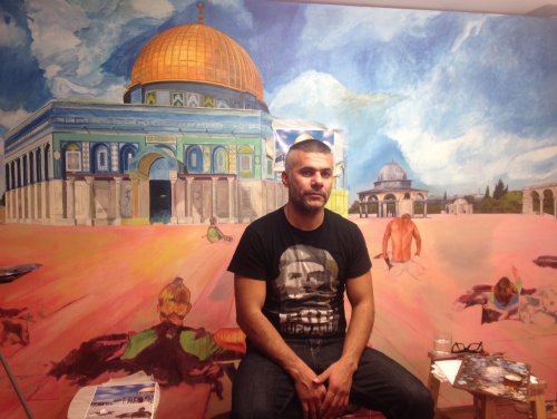 shadi_devant_son_tableau_en_cours.jpg