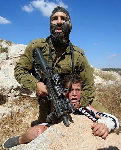 soldat_cagoule_enfant_etrangle.jpg