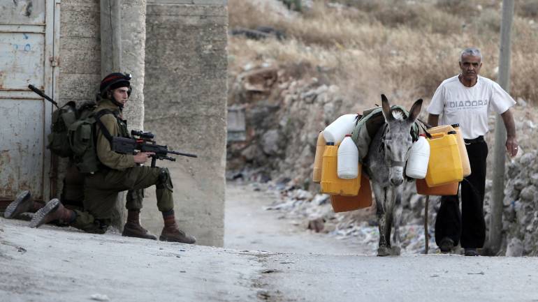 soldat_met_en_joue_porteur_d_eau.jpg