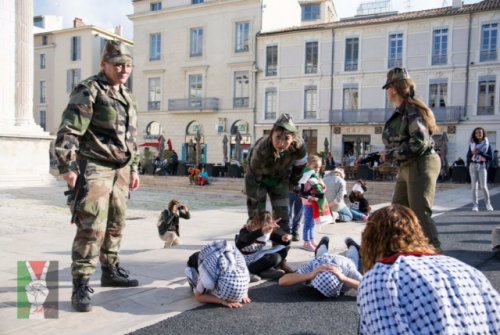 soldates_et_enfants_en_keffiehs_nimes.jpg