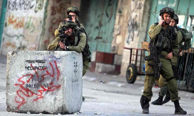 soldats_checkpoint_avec_free_palestine_.jpg