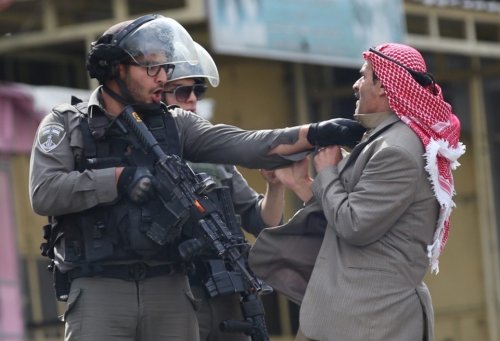 soldats_contre_palestinien_a_he_bron_-_copie.jpg