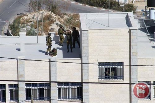 soldats_israe_liens_poste_s_sur_le_toit_e_cole-2.jpg