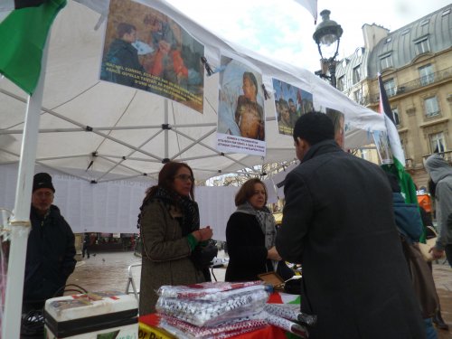 stand_bouchra_en_discussion_st_mich.jpg