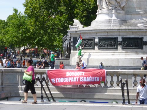 statue_drapeau_et_boycott_de_l_occupant.jpg