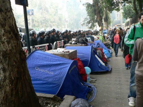 tentes_et_policiers_marche_gaza.jpg