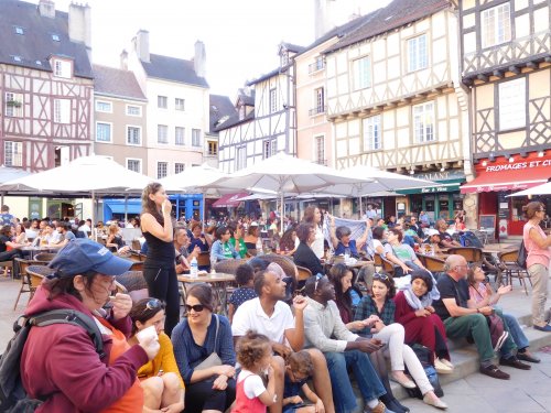 terrasse_chalon_cadre_et_foule.jpg