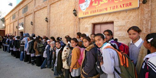 theatre_jenine_enfants_font_la_queue-3.jpg
