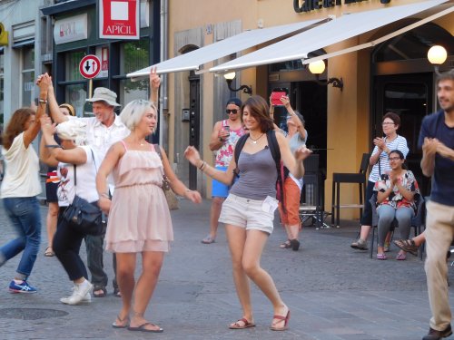 touristes_dansent_chambery.jpg