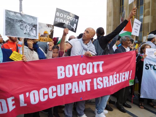 troca_affiches_a_nous_et_banderole_boycott.jpg