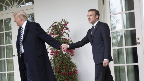 trump_et_macron_par_la_main.jpg