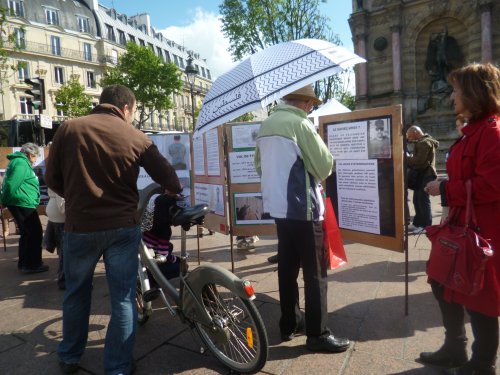 velib_et_parapluie_regardent_expo.jpg