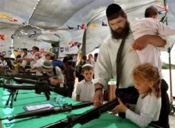 violence_israeliens_enseignant_les_armes_aux_enfants.jpg