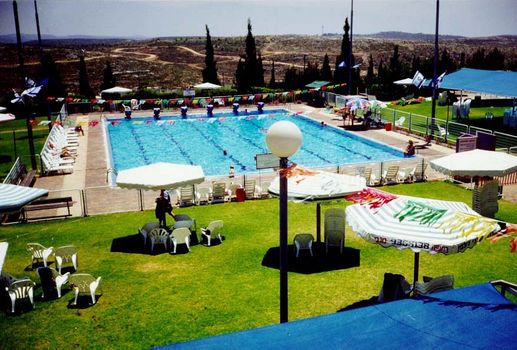 colonie_ariel_piscine.jpg