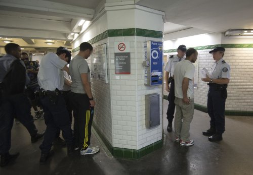 controle-de-police-dans-la-station-parisienne_4164e0286cfbf91cec5a644a39595af8.jpg