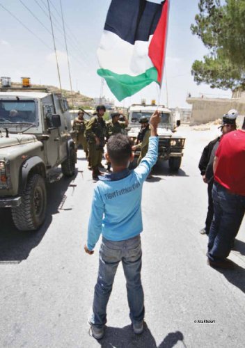 enfant_drapeau_jeeps.jpg