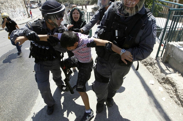 enfant_emmene_par_soldats_bonne.jpg