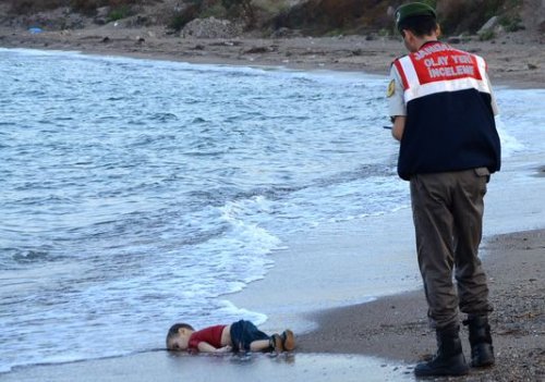 enfant_syrien_mort_sur_plage.jpg