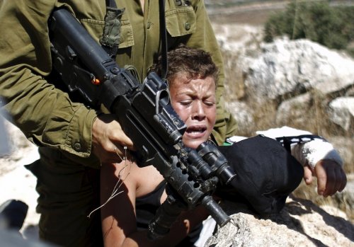enfant_terrorise_par_soldatt-2.jpg