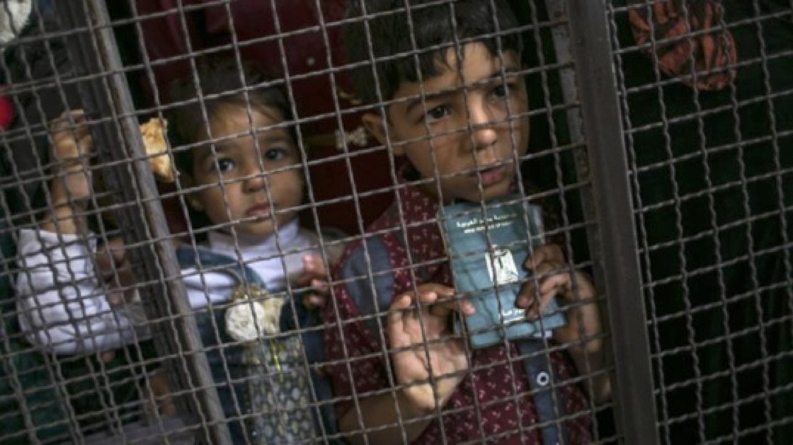enfants_derrie_re_grilles_gaza_autre.jpg