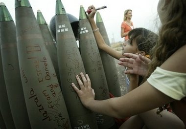 enfants_israeliens_ecrivant_sur_bombes.jpg
