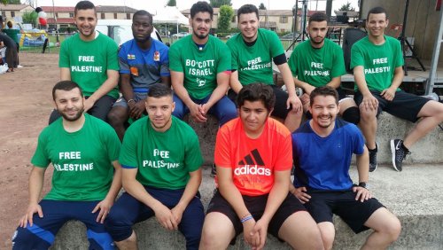 equipe_foot_vaulx_en_velin_avec_notre_maillot.jpg