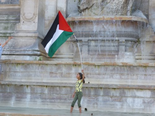 etite_fille_drapeau_fontaine.jpg