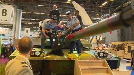 eurosatory_char_peinture_rouge.jpg