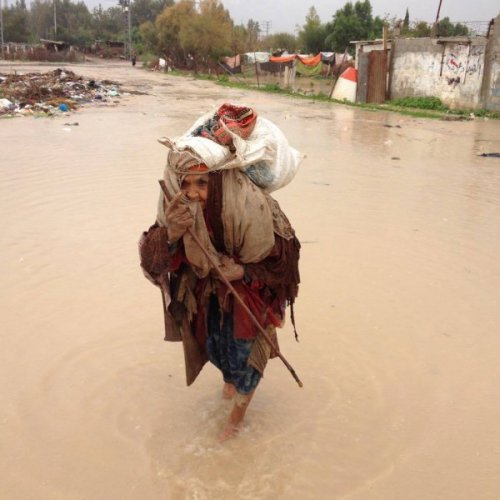 gaza_vieille_femme_dans_l_eau_boueuse.jpg