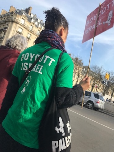 invalides_jeune_fille_sac_tshirt_pancarte_meilleure.jpg