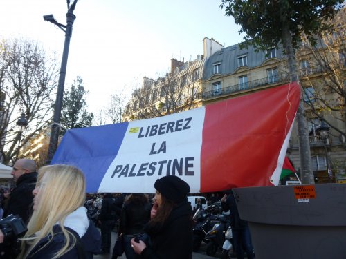 libe_rez_la_palestine_banderole_st_mich.jpg
