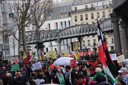 manif_barbe_s_avec_droits_devant_derrie_re_nous.jpg