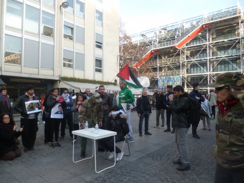 naguib_avec_policiers_derriere_beaubourg.jpg