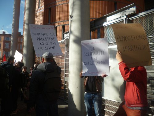 pancartes_devant_tribunal_-reduit.jpg