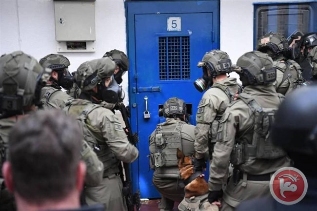 raid_ofer_prison.jpg