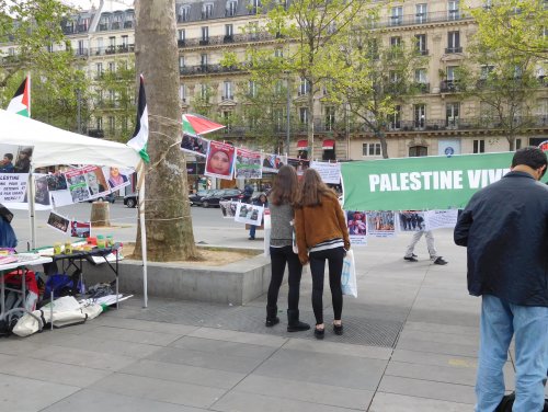 repu_jeunes_filles_regardent.jpg