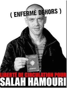 salah_hamouri_avec_son_passeport_franc_ais.jpg