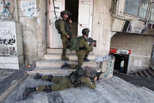 soldats_devant_maison.jpg