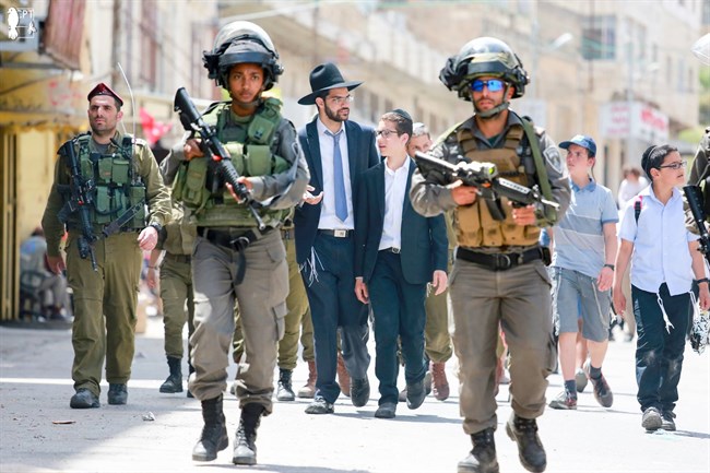 soldats_et_colons_a_he_bron_.jpg