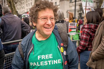 tony_greenstein_manif_londres_avec_notre_t.shirt.jpg