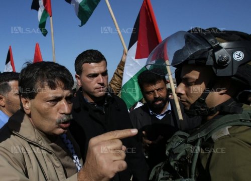 ziad-abou-zein-_a-gauche_-ancien-ministre-palestinien-des-prisonniers-s-est-accroche-avec-les-soldats-israeliens-photo-afp-ahmad-gharabli.jpg